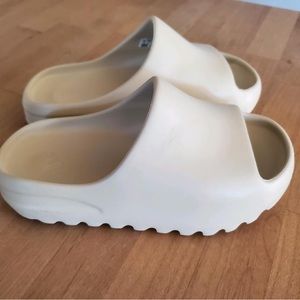 Yeezy slide kids - Brand new, never worn - Bone Color
